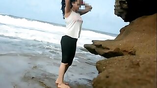 性感的Farhana R在公共海滩上与Desi帅哥一起狂野。