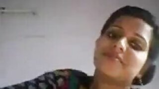 Una impresionante belleza india muestra sus voluptuosas curvas en una seductora actuación en la webcam.