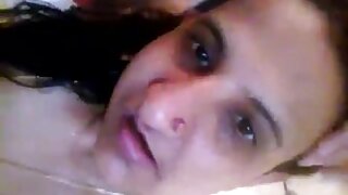 Beleza indiana com seios empinados fica brincalhona e safada, exibindo sua brincadeira amadora de peito em um vídeo tentador