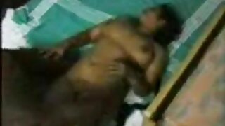 Una belleza india gruesa con un enorme trasero se involucra en sexo apasionado y peludo.