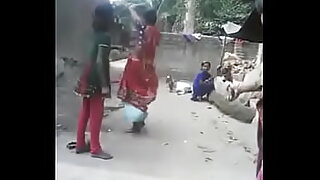 Индийская домохозяйка занимается похотливым сексом со своим парнем.